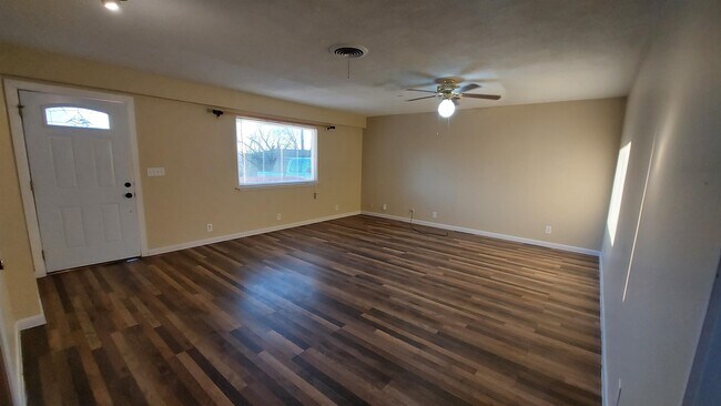 Foto del edificio - 707 Lewis Dr