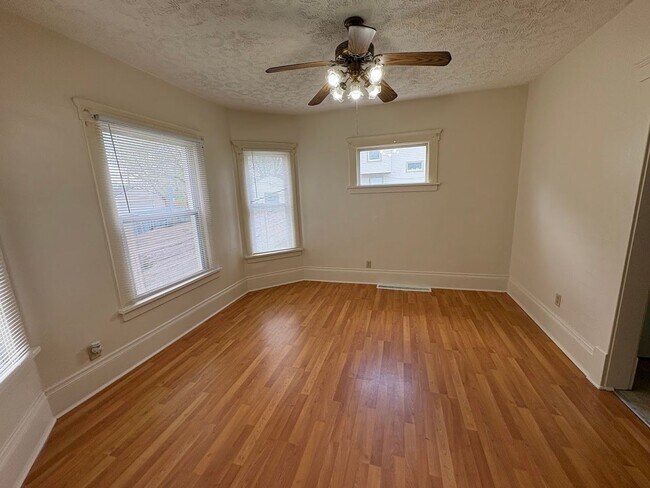Foto del edificio - Three bedroom one bathroom home for rent