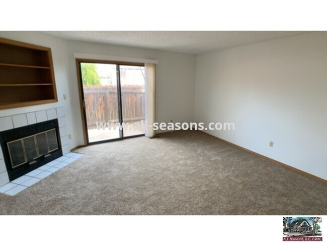 Building Photo - Southeast Townhome Close to Bases!