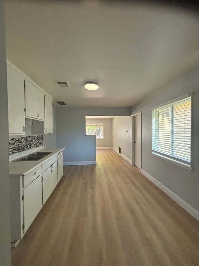 LOCATION! LOCATION! 3 Bed. 1 Bath Home Ava... - LOCATION! LOCATION! 3 Bed. 1 Bath Home Ava...