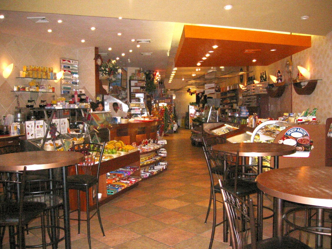 En el interior, ¡Restaurante - 214-216 Seventh Ave