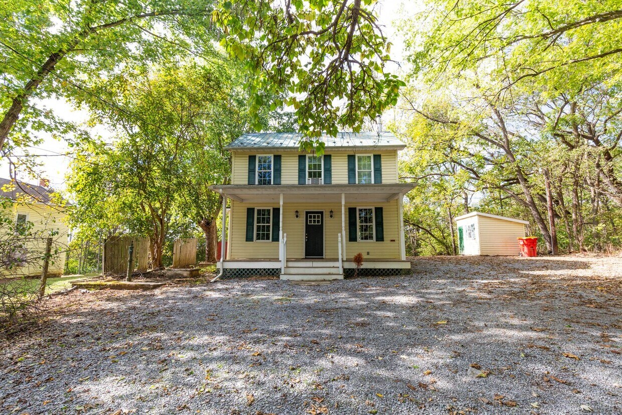 Foto principal - 2 Bed, 2 Bath Farmhouse-Style Home in Kear...