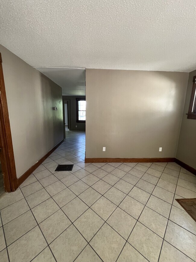 20 E 15th Ave Unit B, Hutchinson, KS 67501 Condo for Rent in