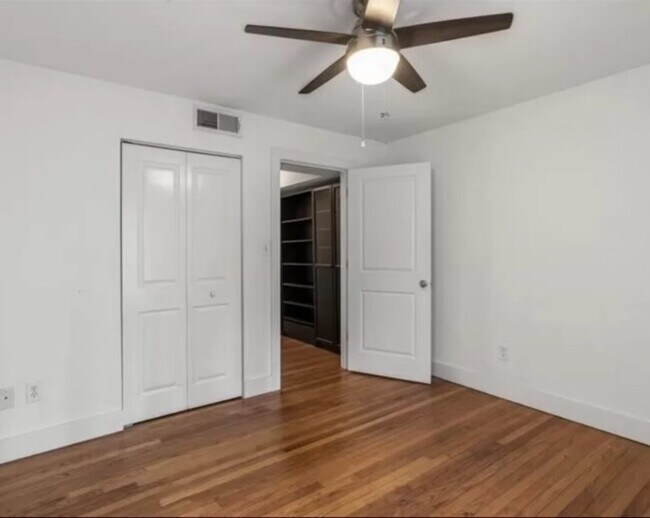 Building Photo - 2023 Oakview Road #213