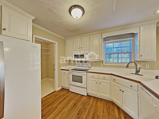 Foto del edificio - 403 Woodlands Dr