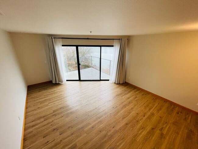 Foto del edificio - Top Floor 1bdrm Condo with River Views and Private Deck | Most Utilities & Parking Included!