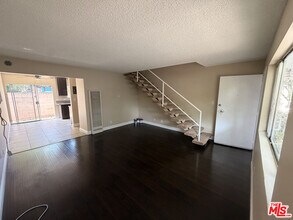 Building Photo - 6233 N Clybourn Ave