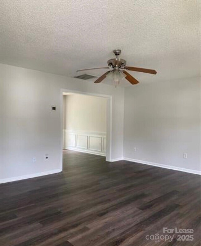 Foto del edificio - 2212 Genesis Dr