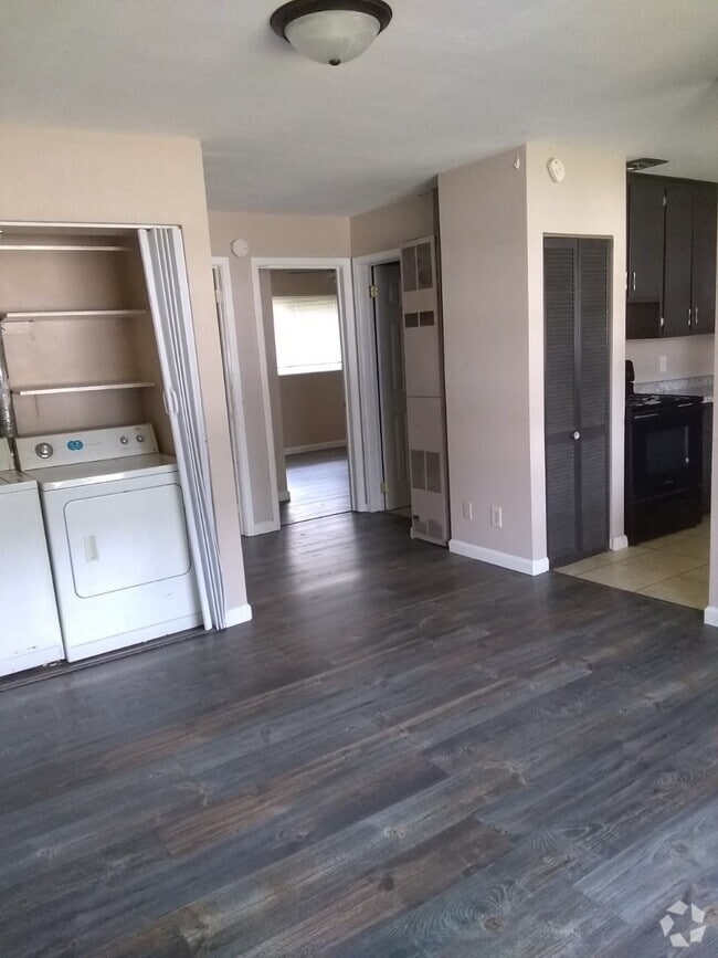 Building Photo - 117 E Poos Dr