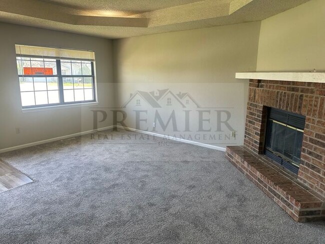 Building Photo - $1350 / mo - 3 Bedroom 2 Bath Duplex -1702...