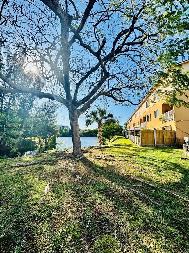 Building Photo - 6245 SW Kendale Lakes Cir