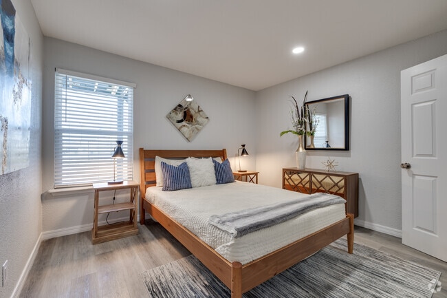 1BR, 1BA- 725SF - Stonebrook Gated Community