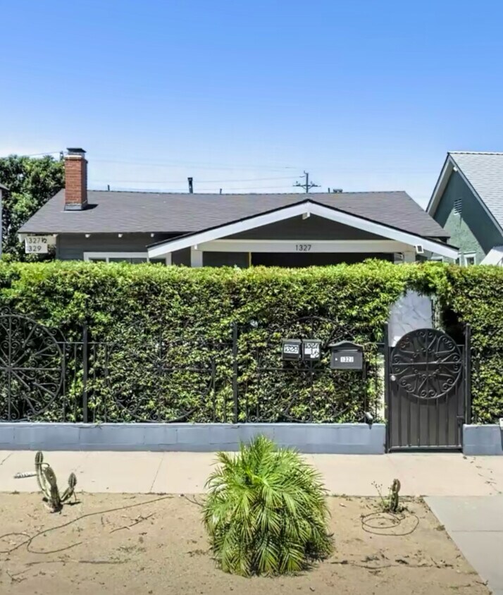 Foto del edificio - 1327 W 77th St