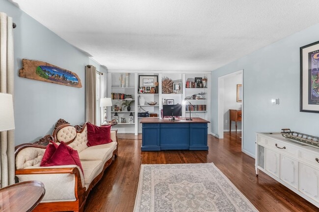 Foto del edificio - Beautifully Updated 4 Bedroom, 2.5 Bath Home in Fairview