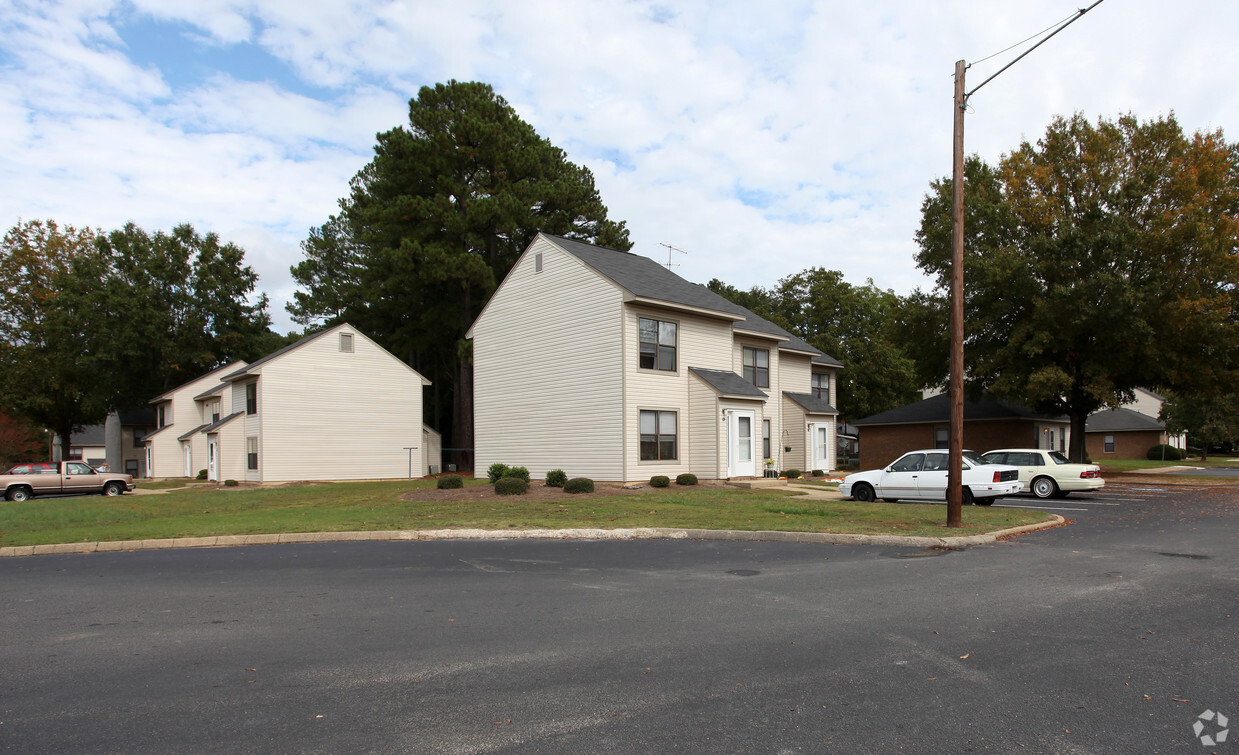 Building Photo - The Oaks Apartments