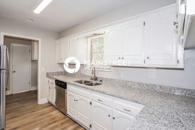 Foto del edificio - 3 Bedroom Pet-Friendly Home in Edmond, OK with Main Street Renewal
