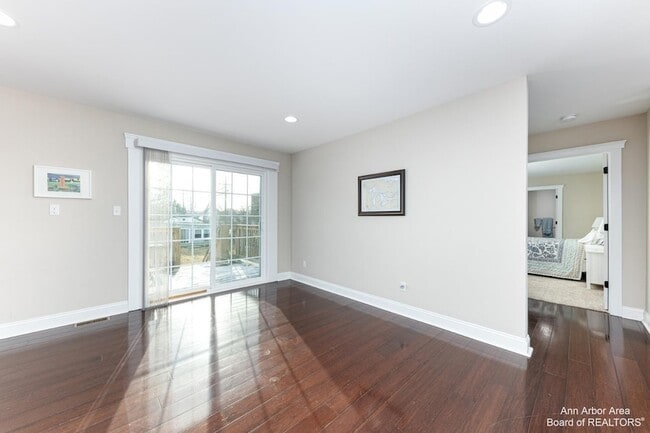 Building Photo - 3 Maple Vlg Ct