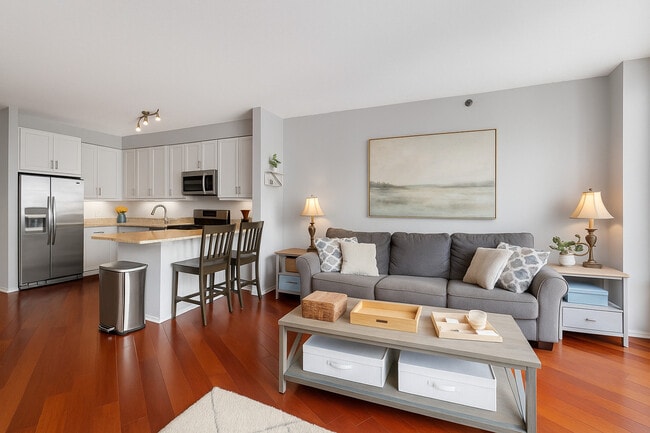 Building Photo - 600 N Kingsbury St