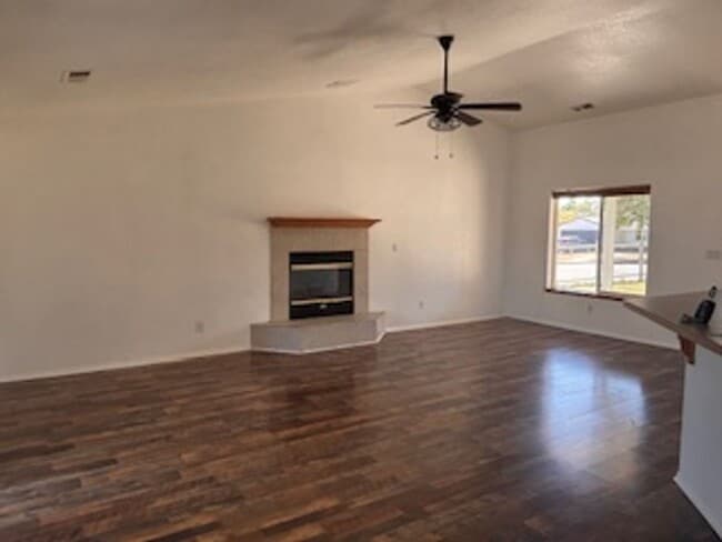 Foto del edificio - Corner lot in Golden Hills 3bdrm, 2 bath
