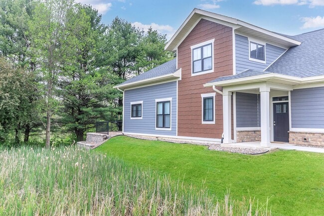 Foto del edificio - Devil's Lake Townhomes