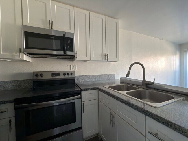 Foto del edificio - 9010 Tobias Ave