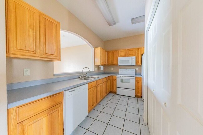 Building Photo - 2218 Garden Lake Dr