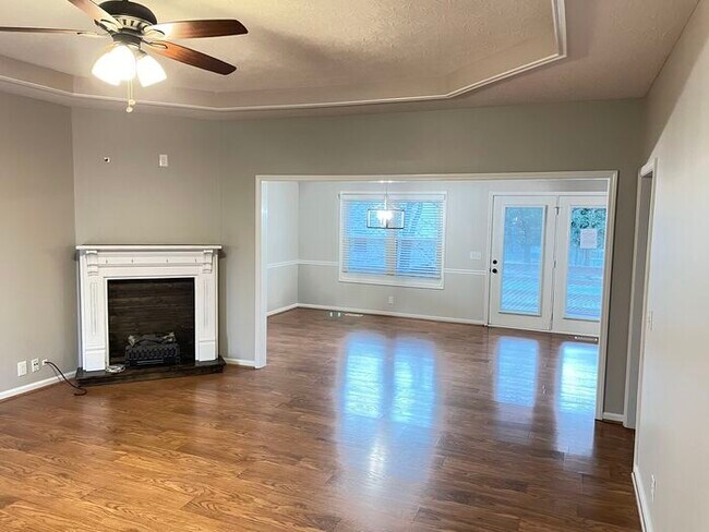 Building Photo - Northwoods home in White House with 2 car ...