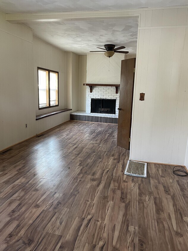 Building Photo - 1209 8th St