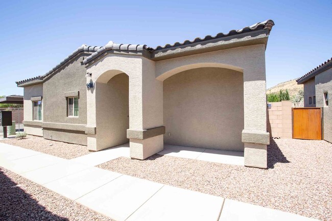 Front entrance with covered porch - 914 W Starr Pass Blvd