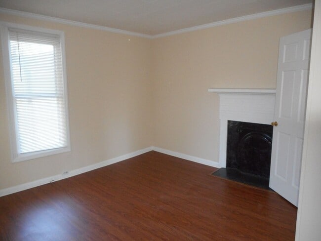 Building Photo - 2-Bedroom, 1- Bathroom Home Close to Downtown