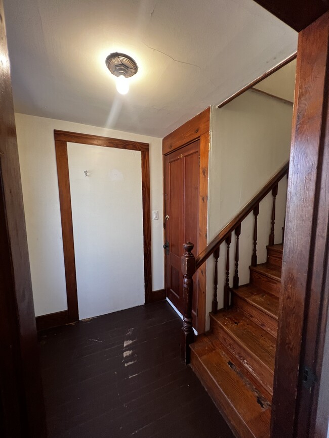 Entryway - 608 Middle St