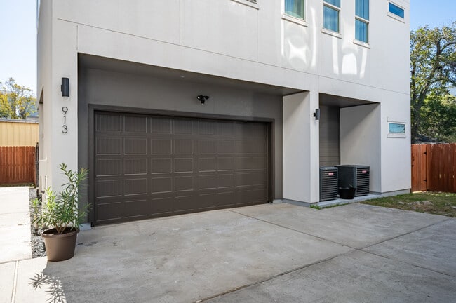 Photo - 913 Thompson St Townhome