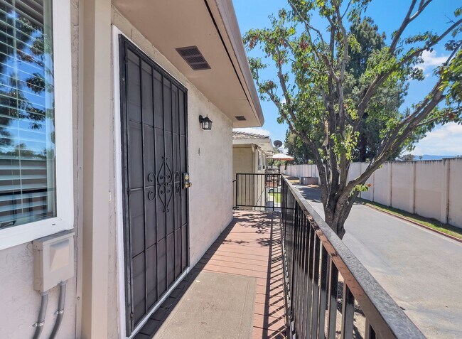 Foto del edificio - Upstairs 2 bedroom 1 bathroom Condo!