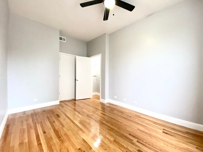 Foto del edificio - 900 W Montrose Ave