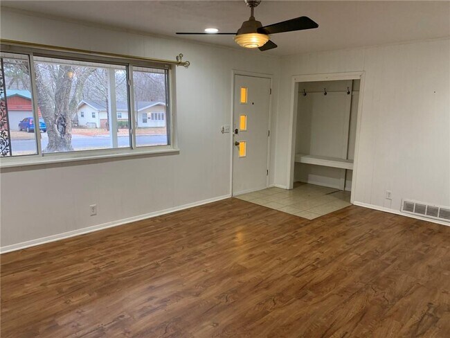 Building Photo - 1224 N Turner Ave