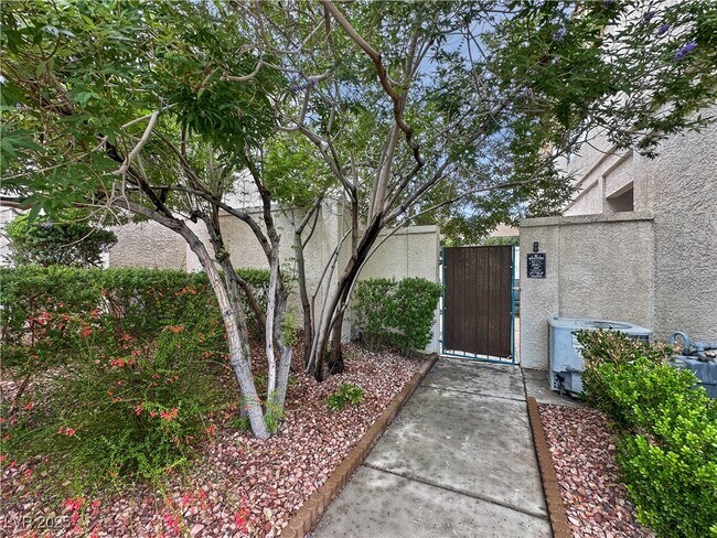 Foto del edificio - 7952 Lonette Ave