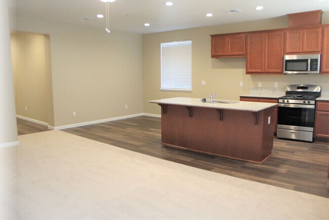 Building Photo - 717 Suzanne Dr