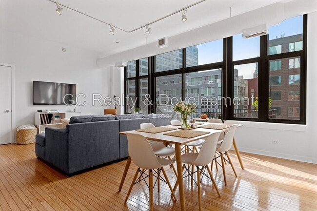 Building Photo - 333 W Hubbard St