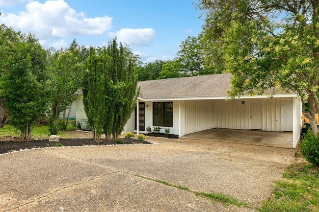 Building Photo - 3300 Catalina Dr