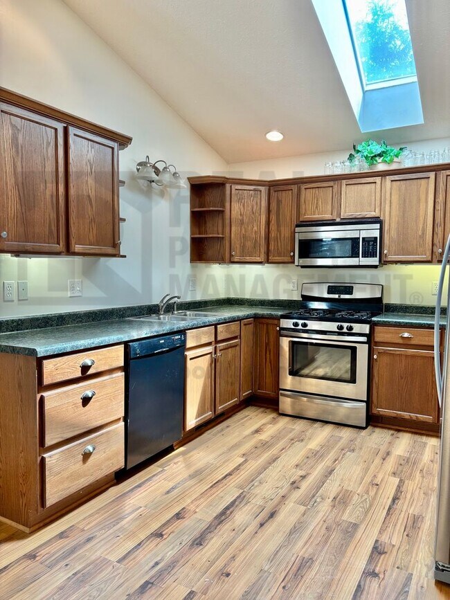 Foto del edificio - Energy-Efficient 3 Bed / 2 Bath Home with Solar + 2-Car Garage