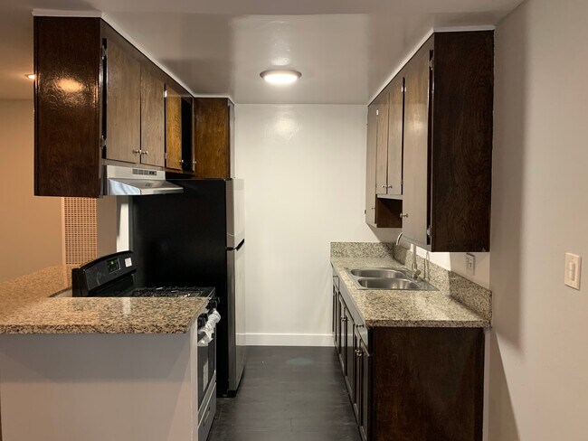 Building Photo - 1327 S St Andrews Pl