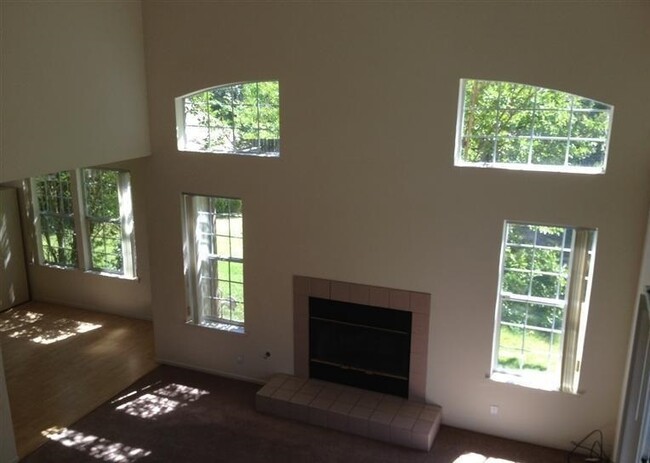 Building Photo - 4 bedroom, 2 bath Condo in North Davis ava...