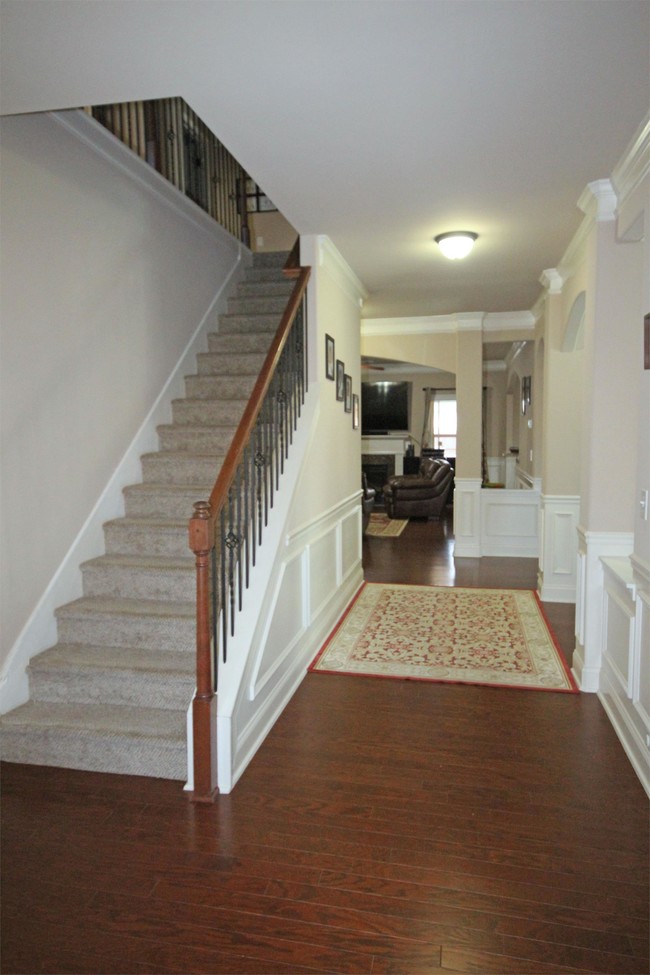 Building Photo - 415 River Summit Dr