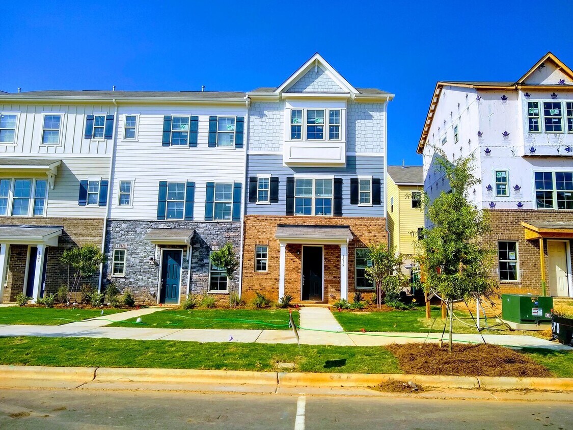 Primary Photo - 2 bedroom town home next to Light Rail off...