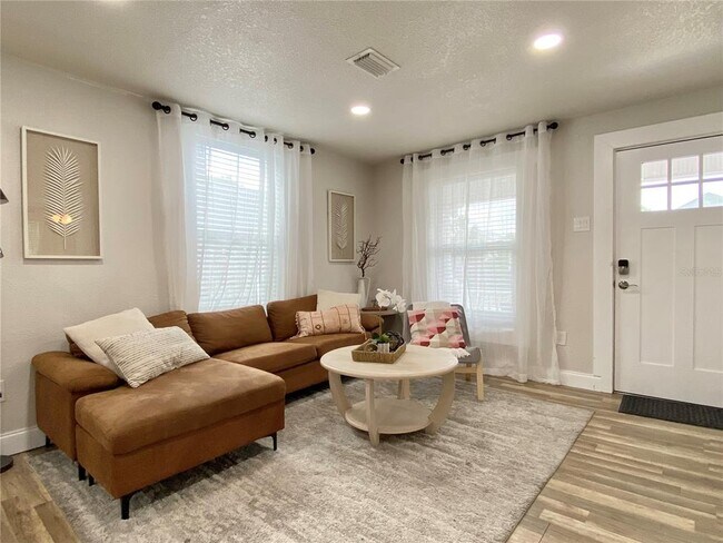 Building Photo - 1802 E 17th Ave