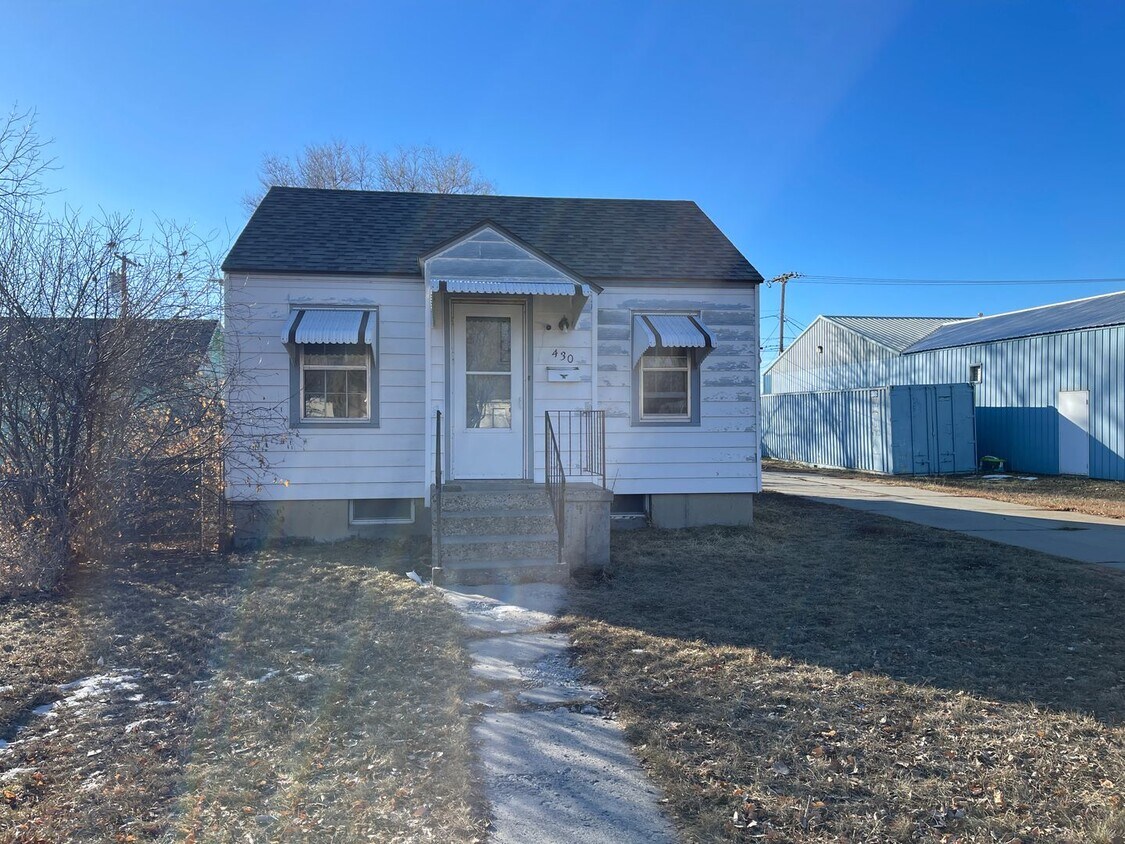 Primary Photo - Centrally Located 3 bedroom home *Section ...