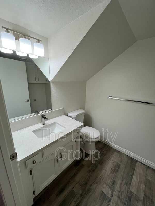 Foto del edificio - 351-360 N Capitola Ct