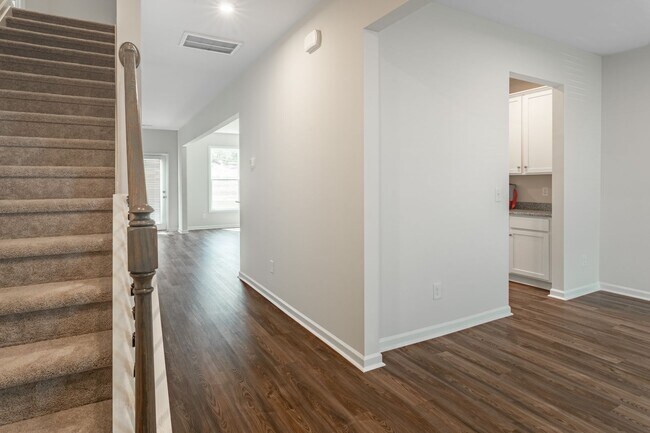 Building Photo - 421 Midland Pnes Dr