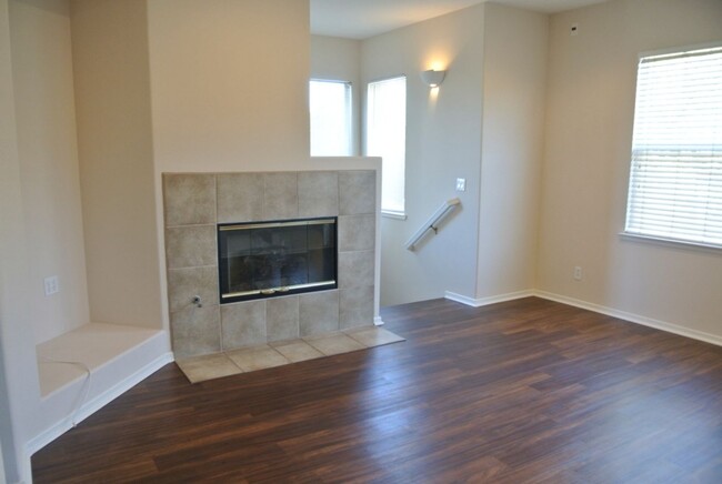 Foto del edificio - 2Bed/2Bath Condo off Douglas in Oceanside~...