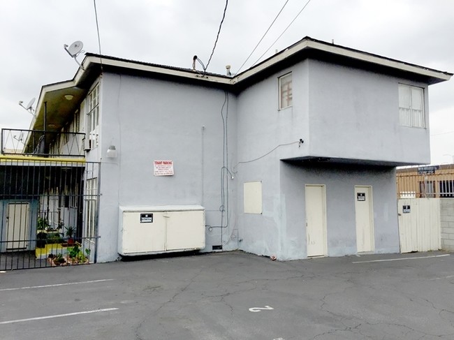 Building Photo - 1942 S La Cienega Blvd